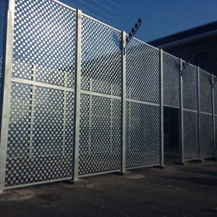 遼寧監獄梅花刺隔離網安裝完畢圖片3