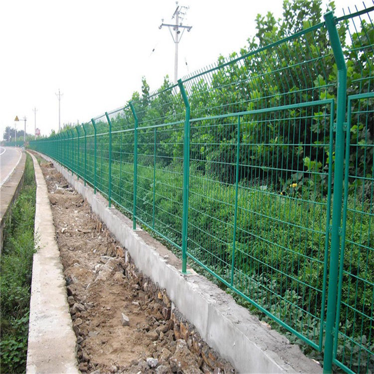 雙邊絲護欄網用在高速公路上也是比較廣泛的圖片4